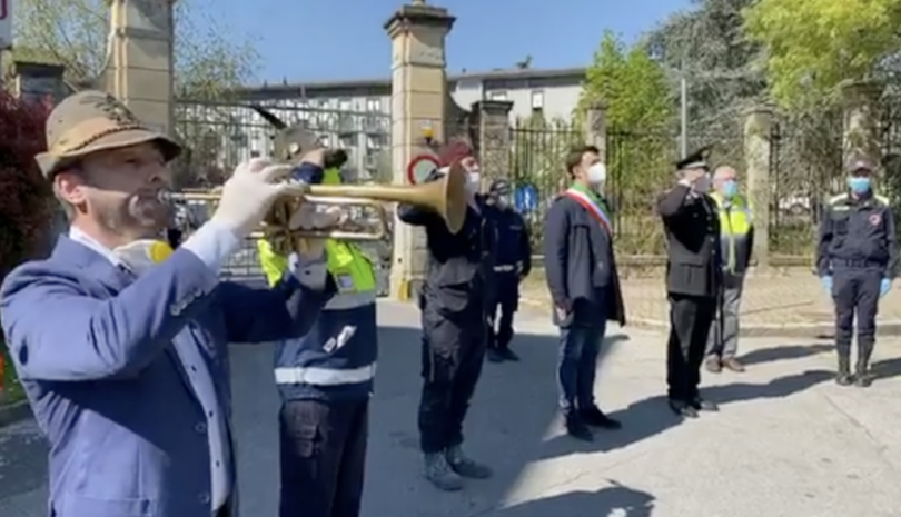 VIDEO - L'omaggio delle Forze dell'Ordine agli operatori sanitari del Santo Spirito